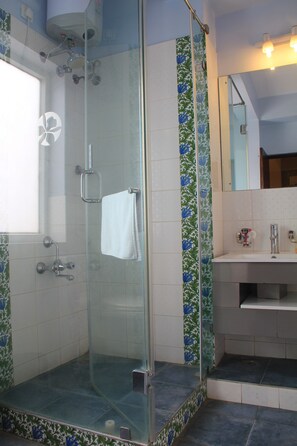 Shower, free toiletries, hair dryer, slippers - Orchid Suites Bangalore (Bengaluru)
