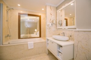 Een bad, een diep bad, designer toiletartikelen, een haardroger