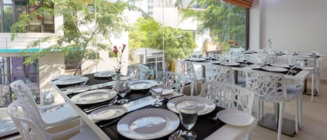 Serveert ontbijt, lunch, diner, internationale gerechten