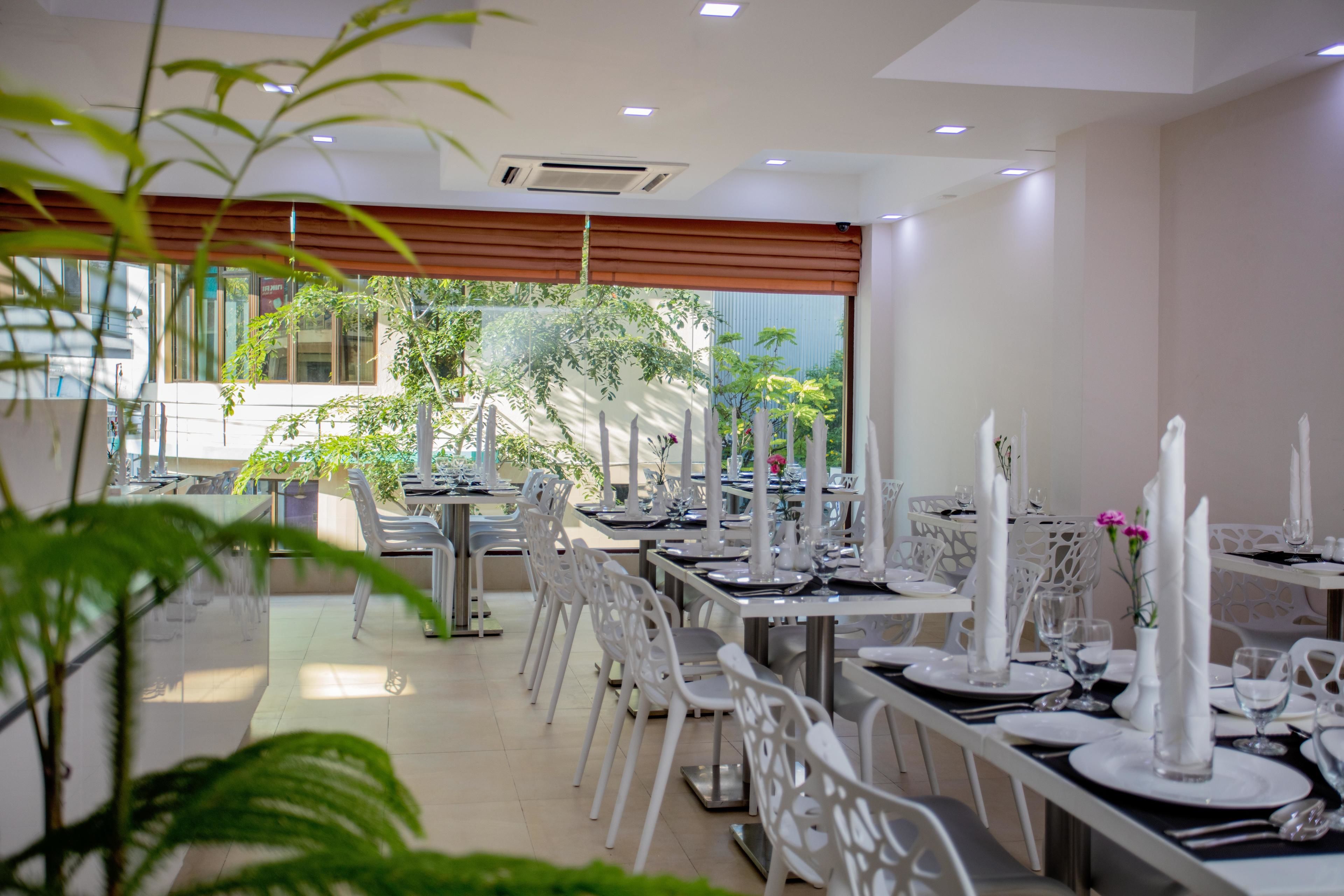 Café da manhã, almoço e jantar; culinária internacional 