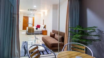Habitación doble económica, 1 cama King size, balcón, vista al océano | Minibar y caja de seguridad en la habitación