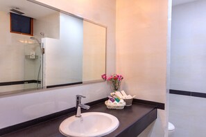 Economy Double Room | Bathroom | Shower, free toiletries, hair dryer, bathrobes - Novina (Malé)