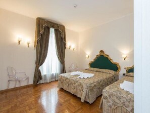 华丽三人房 | 客房内保险箱、办公桌、免费 WiFi