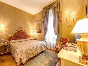 Deluxe Room | In-room safe, desk, free WiFi - Domus Colosseo Hotel (Rome)