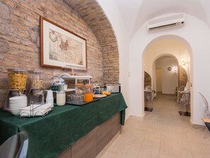 Breakfast area - Domus Colosseo Hotel (Rome)