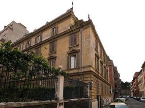 Front of property - Domus Colosseo Hotel (Rome)