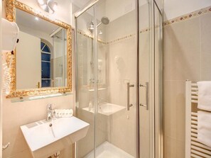Ducha, artículos de tocador gratuitos, secador de pelo, bidet