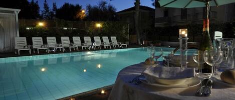 Piscina externa, guarda-sóis, espreguiçadeiras