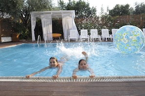 Outdoor pool, pool umbrellas, sun loungers - Bellariva Feeling Hotel (Rimini)