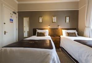 Standard Twin Room, Ensuite, Ground Floor (dog accepted on request) | Dihias secara berasingan, meja, langsir/tirai gelap terus