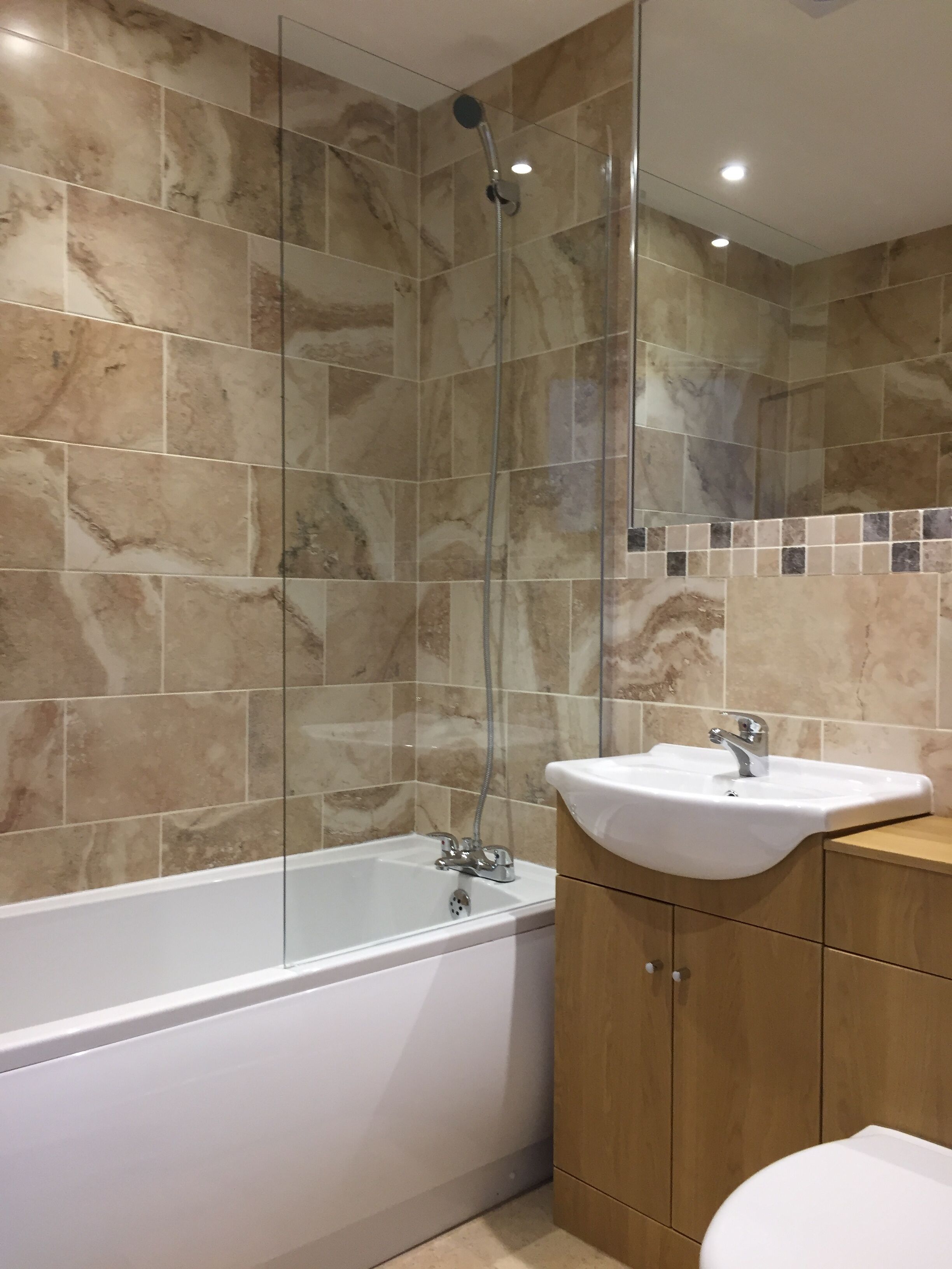 Une salle de bain avec une baignoire, une douche et un lavabo.