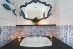 Shower, free toiletries, towels