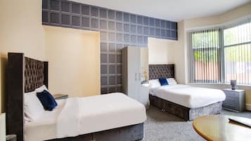 Habitación triple estándar, varias camas, baño compartido | Wifi gratis y ropa de cama