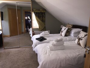 Luxury Triple Room, Ensuite, Garden View (Lizzies Room) | Egyptian cotton sheets, premium bedding, in-room safe - Ashbrook House B&B (Dungannon)