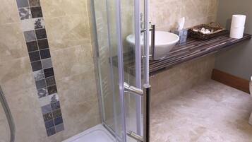 Luxury Triple Room, Ensuite, Garden View (Lizzies Room) | Bathroom | Shower, rainfall showerhead, free toiletries, hair dryer