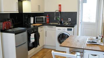 Apartment, Ensuite (Apartment 1) | Shared kitchen