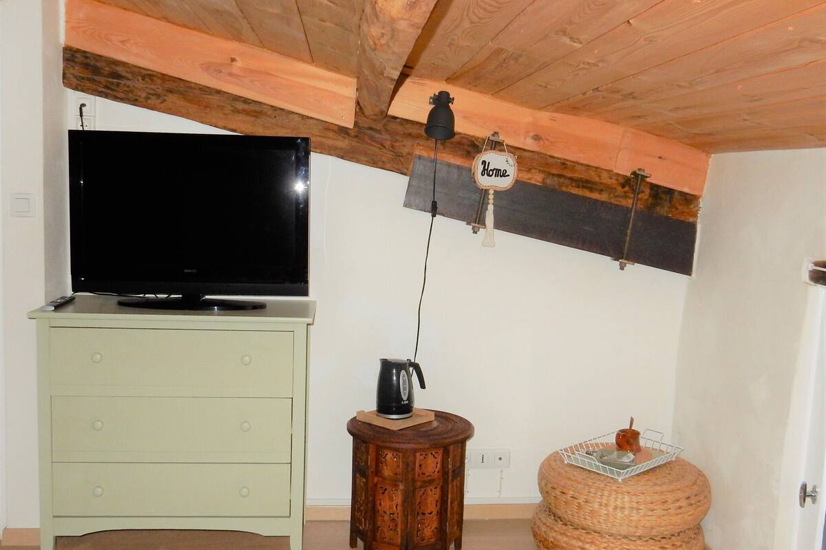 Quarto triplo urbano, suíte, vista para a cidade | Comodidades do quarto