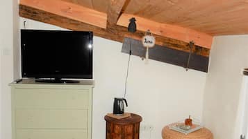 Habitación triple urbana, baño en la habitación, vista a la ciudad | Servicios de la habitación