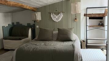 Chambre Triple Ville, salle de bains attenante, vue ville