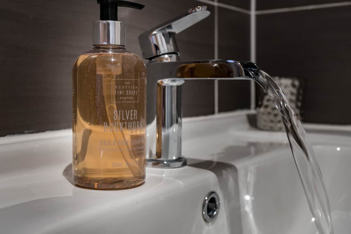 superior double or twin room, ensuite, garden view | bathroom | hair dryer, towels, soap, shampoo