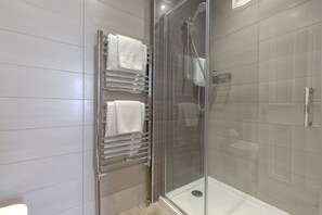 Standard Quadruple Room, Ensuite | Bathroom | Hair dryer, towels, soap, shampoo - The Kirkstyle Hotel (Biggar)