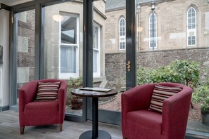 Lobby sitting area - The Kirkstyle Hotel (Biggar)
