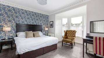 Suíte superior, suíte, vista para o jardim | 1 quarto, individualmente decorados, escrivaninha