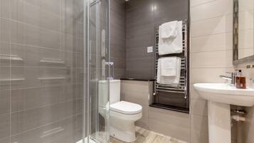 Superior Suite, Ensuite, Garden View | Bathroom | Hair dryer, towels, soap, shampoo