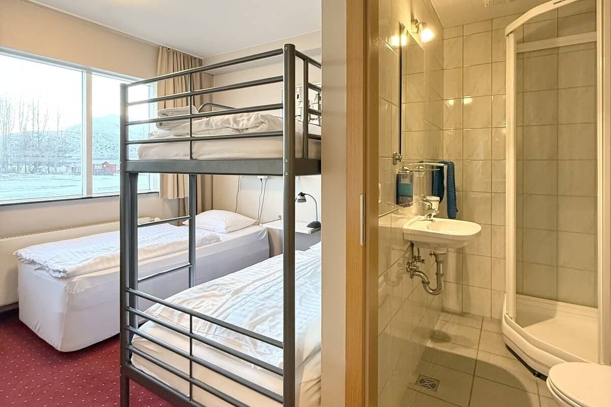 Tremannsrom – basic, privat bad | Bad | Dusj, toalettartikler (inkludert), hårføner og håndklær