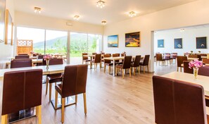 Tägliches Frühstücksbuffet (24 EUR pro Person)