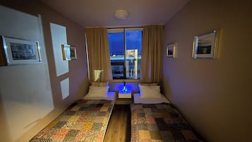 Cortinas blackout, wifi gratis y ropa de cama