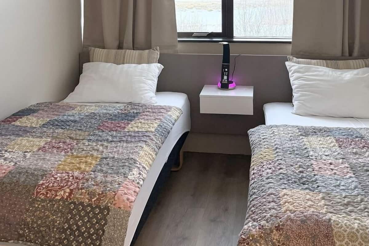 Dobbelt- eller tomannsrom – økonomi, delt bad | Blendingsgardiner, wi-fi (inkludert) og sengetøy