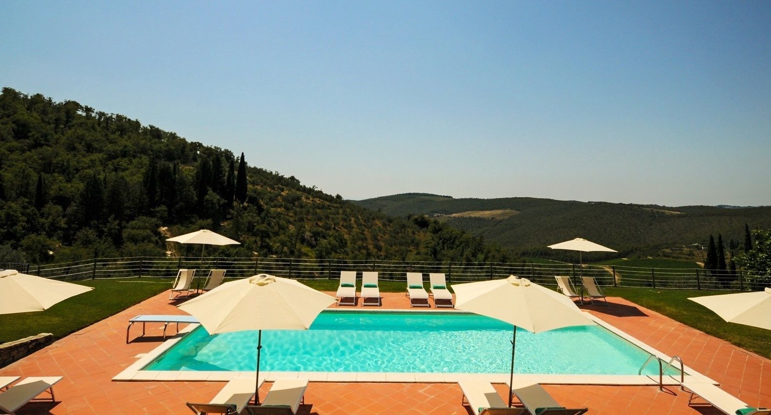 Piscine extérieure (ouverte en saison), parasols de plage