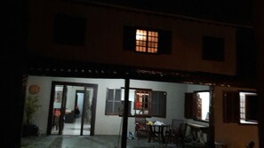 Voorkant accommodatie - avond/nacht