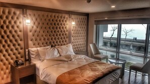 أغطية فراش متميزة وميني بار وخزنة داخل الغرفة ومكتب