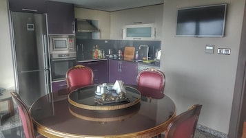 Suite | Ropa de cama de alta calidad, minibar, caja fuerte y escritorio