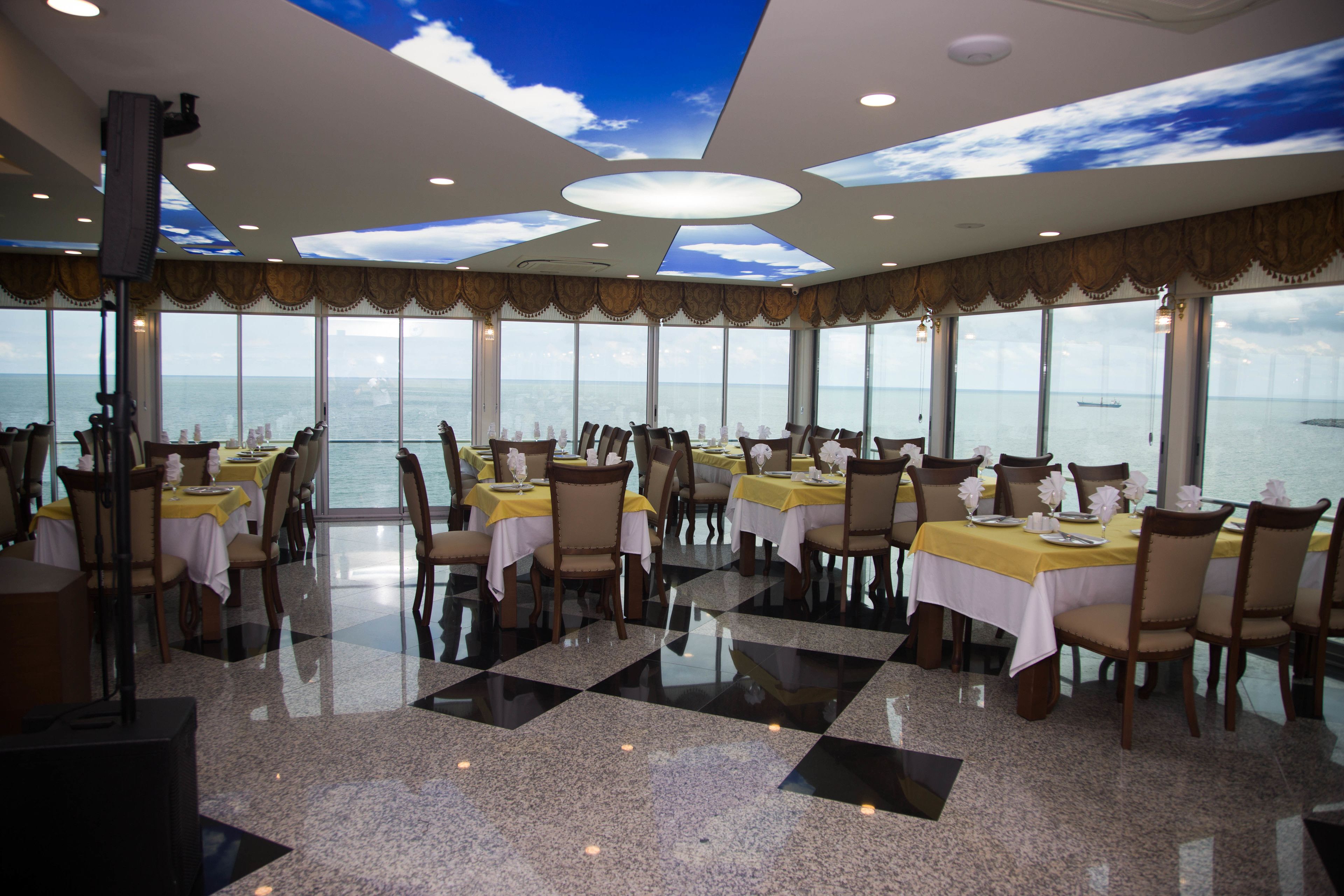 供应早餐、午餐和晚餐