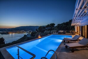 Outdoor pool, pool loungers - Magdani Villas (Skiathos)