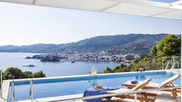 Piscine extérieure, chaises longues