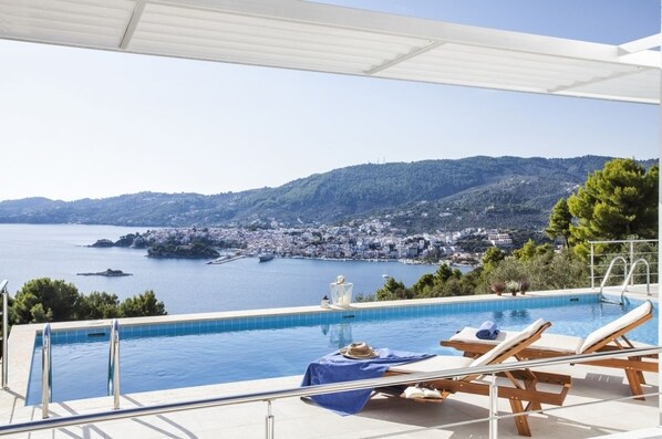 Piscine extérieure, chaises longues