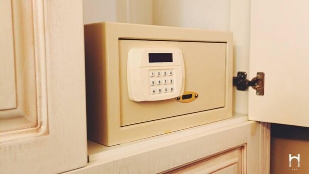 A beige safe with a keypad and a gold lock. - Hanzade Park Hotel (Akçaabat)