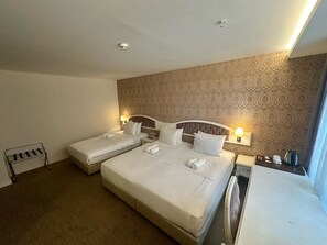 Premium bedding, down duvets, free minibar items, in-room safe - Hanzade Park Hotel (Akçaabat)
