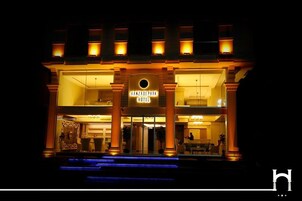 Konaklama yerinin ön cephesi - akşam/gece