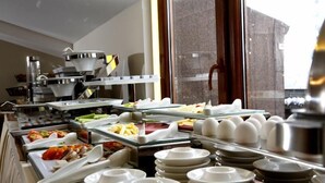 Un buffet proposant une variété de plats et d’ustensiles.