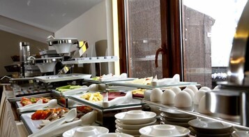 Kahvaltı, öğle yemeği, akşam yemeği sunulur, Türk mutfağı 