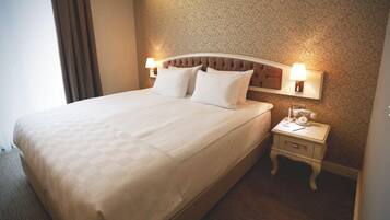 Chambre Triple Deluxe, vue mer | Literie de qualité supérieure, couette en duvet d'oie