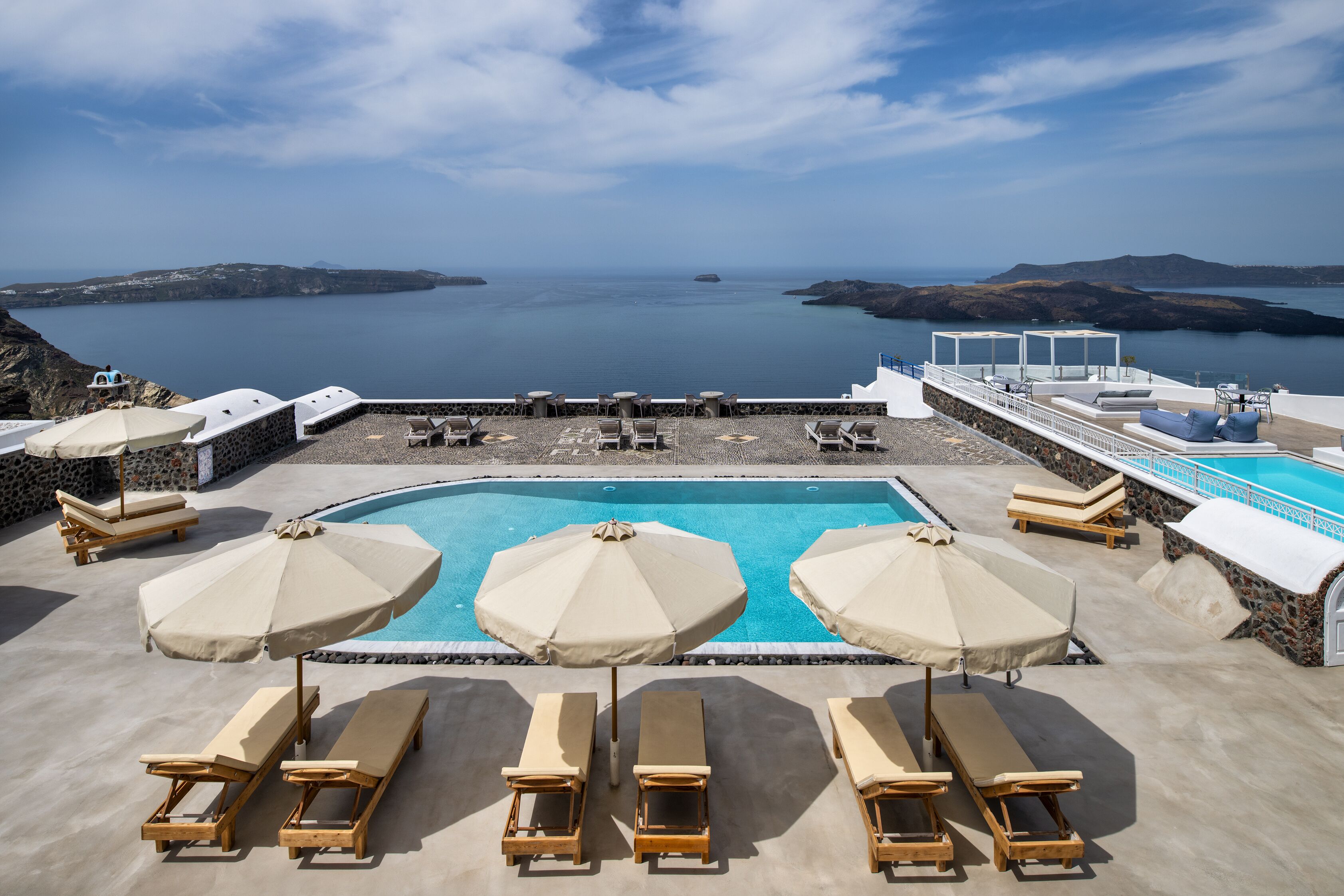 Kauden mukainen ulkouima-allas, aurinkovarjoja, aurinkotuoleja