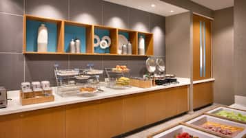 Un buffet proposant une variété de plats et d’ustensiles de cuisine.