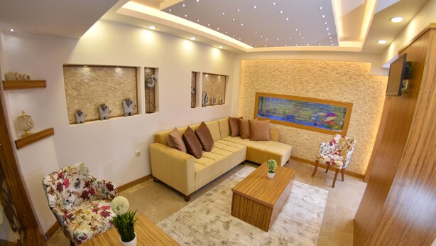 A modern living room with a sofa, armchairs, and a coffee table. - Sonerbey Otel (Ordu)