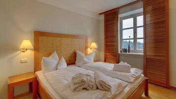 Suite Confort, 1 chambre, baignoire, vue colline | Coffres-forts dans les chambres, bureau, lits pliants/supplémentaires